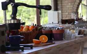 Eier und Obst vom Hof, Müsli und viele weitere Leckereien sorgen für einen guten Start in den Tag.